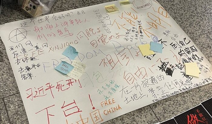 新宿西口地下で在日中国人の若い子らが数十人集まり「習近平辞めろ！」とデモをしている模様